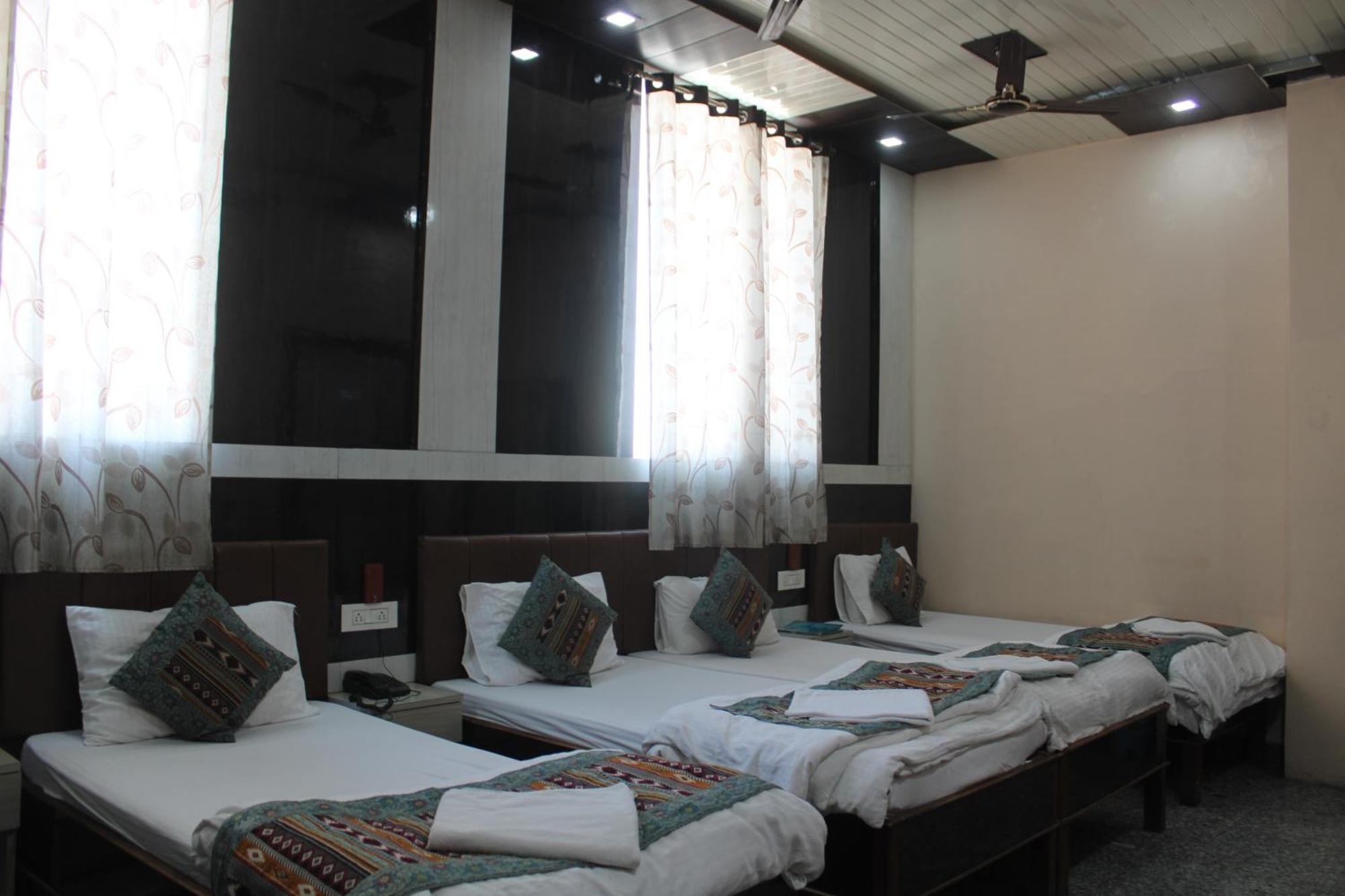 Hotel Singh Residency Варанаси Екстериор снимка