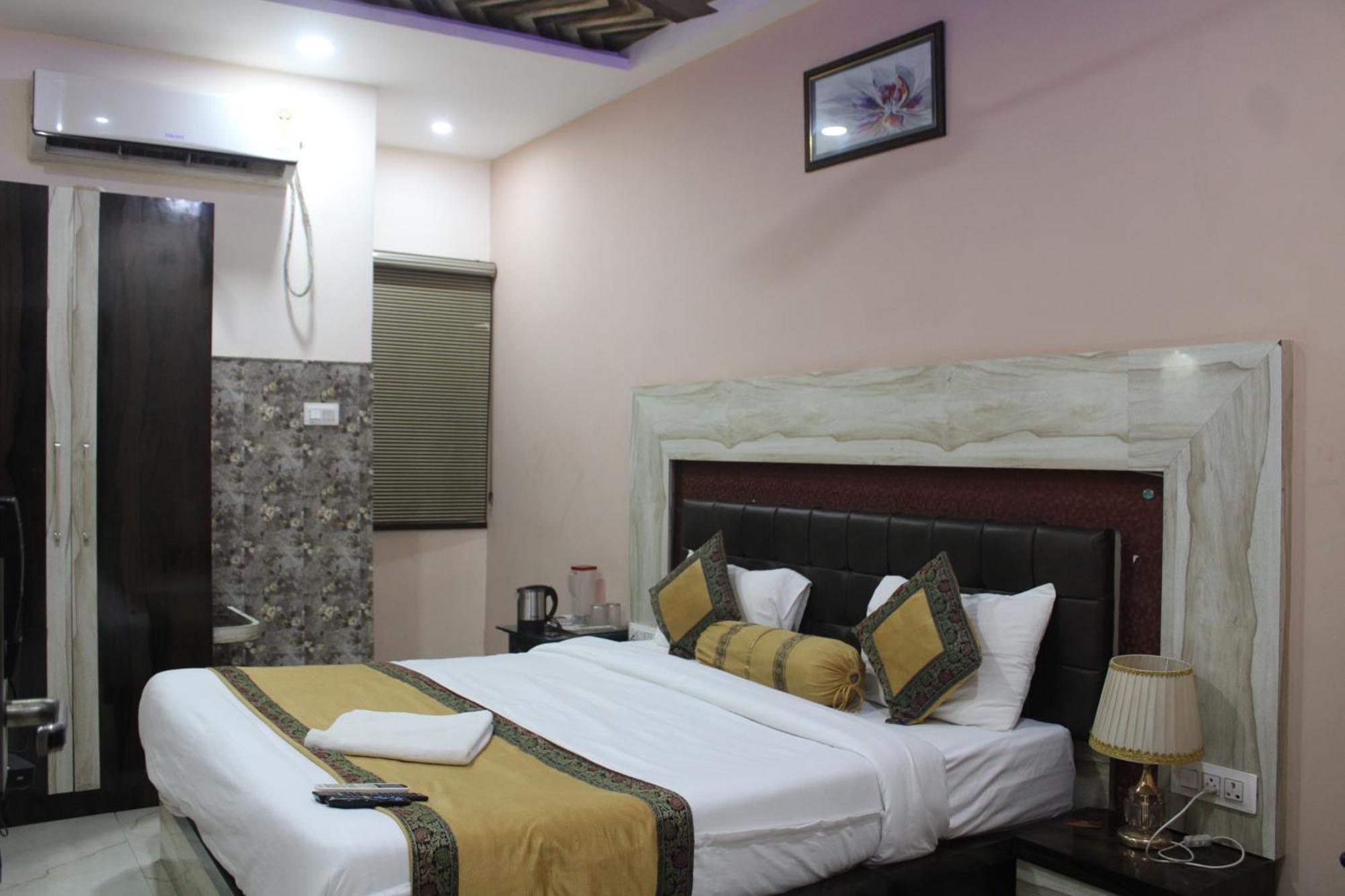 Hotel Singh Residency Варанаси Екстериор снимка